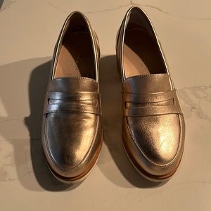Ladies Size 38 Leather Loafer in Gold